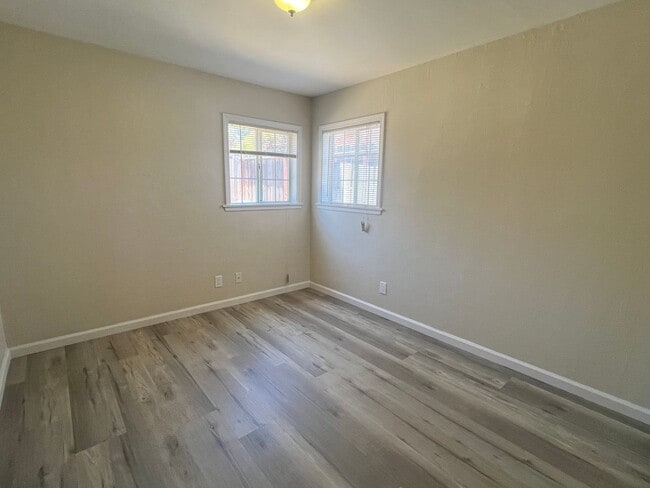 Building Photo - 3 bedrooms, 2 full bathrooms near CV high! Available now!