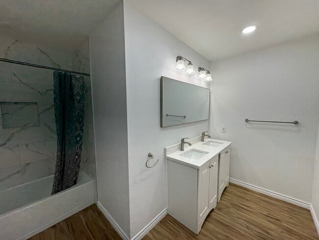 Building Photo - 327 S 3rd St