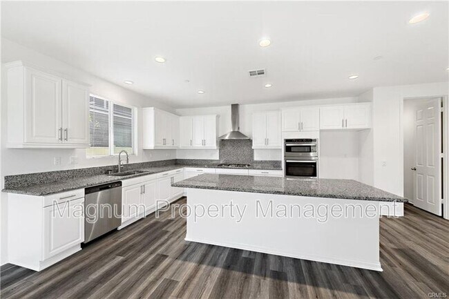 Building Photo - 2112 Saratoga Dr