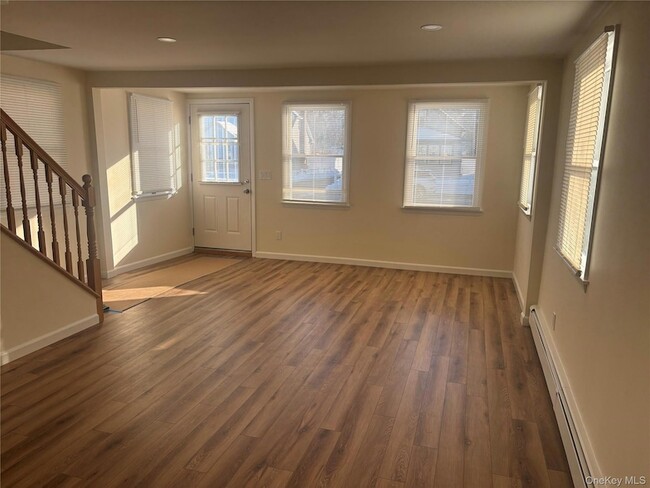 Building Photo - 215 E Lakewood St