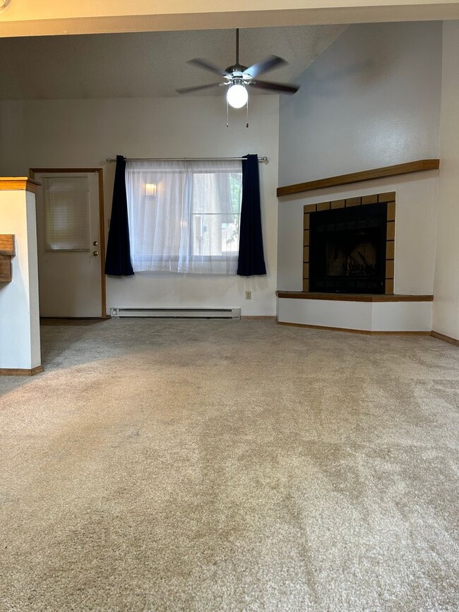 Building Photo - 1 Bedroom 1 Bath Townhome With Detached Ga...