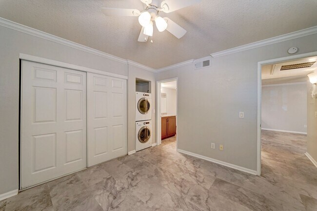 Building Photo - READY TO TOUR NOW! Great Townhouse with 2 Bedrooms 2 Bath!