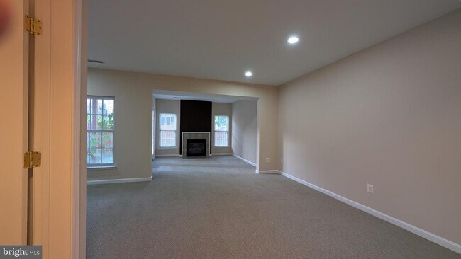 Building Photo - 42681 Rolling Rock Square