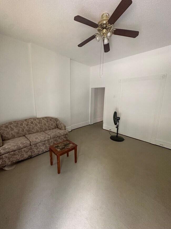 Building Photo - Amazing 2 Bedroom 1 Bathroom Home