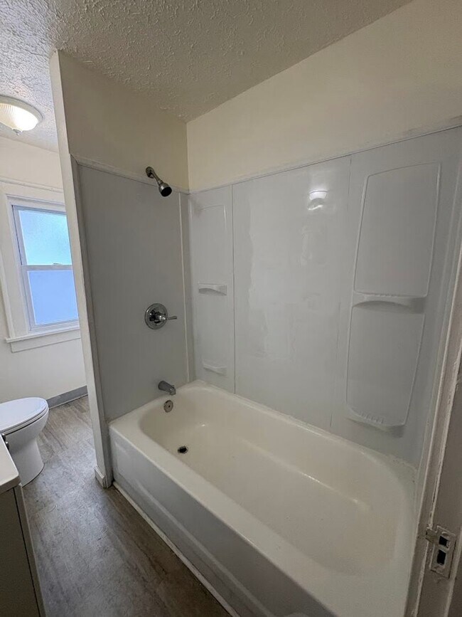 Building Photo - 10118 Russell Ave