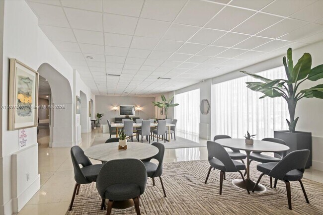 Building Photo - 3140 S Ocean Dr