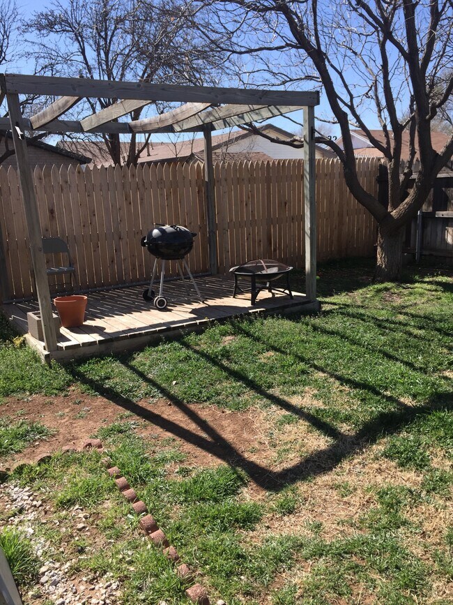 Building Photo - 6101 9th Dr