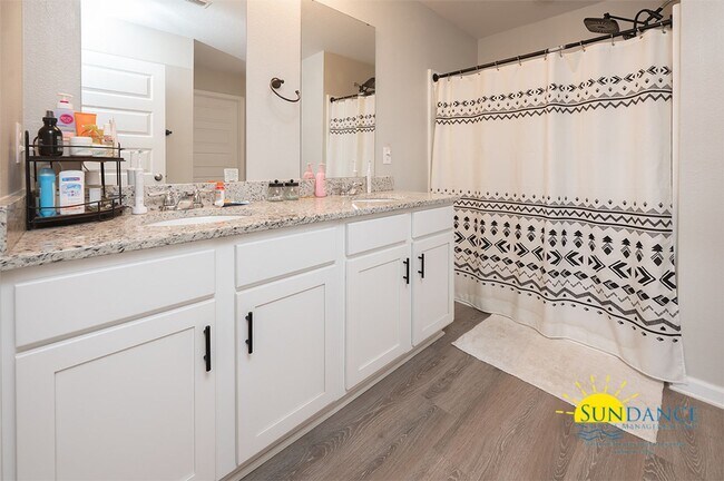 Building Photo - Stunning 4 Bedroom Home in Crestview! -Sol...