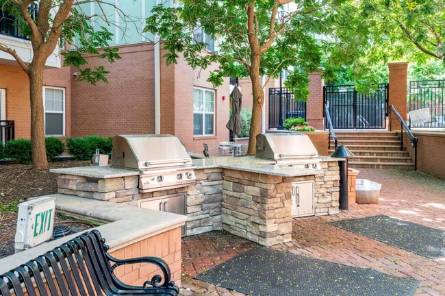 Building Photo - 615 S Columbus St