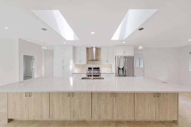 Building Photo - 1386 S Atlantic Dr