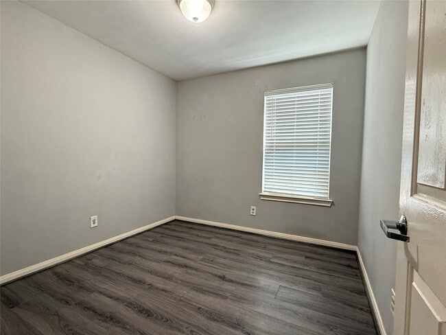 Building Photo - 304 Dell Ct