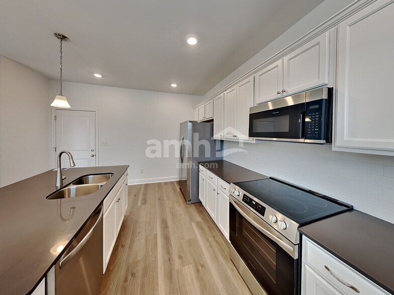 Building Photo - 6019 Rosemore Ln