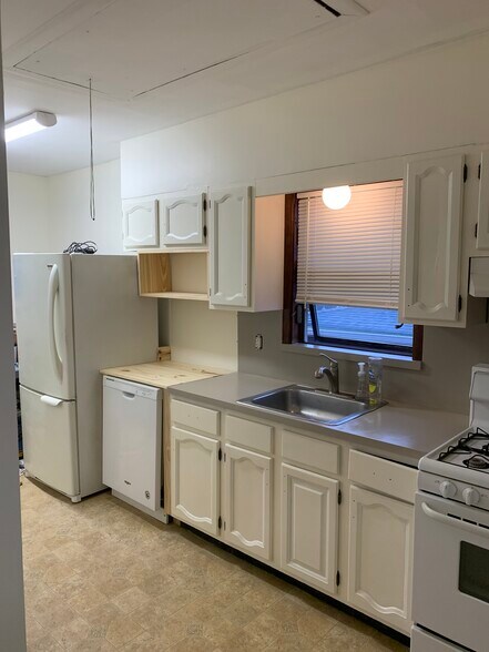 Building Photo - 76 Boiling Springs Ave