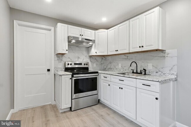 Building Photo - 219 3rd St