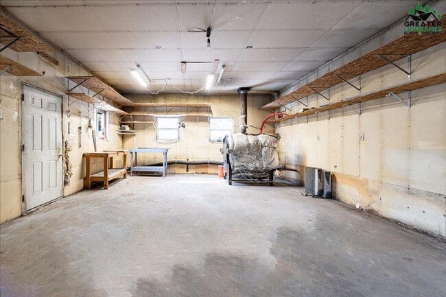 Building Photo - Large 3 bedroom 2 bath 2 car garage with s...