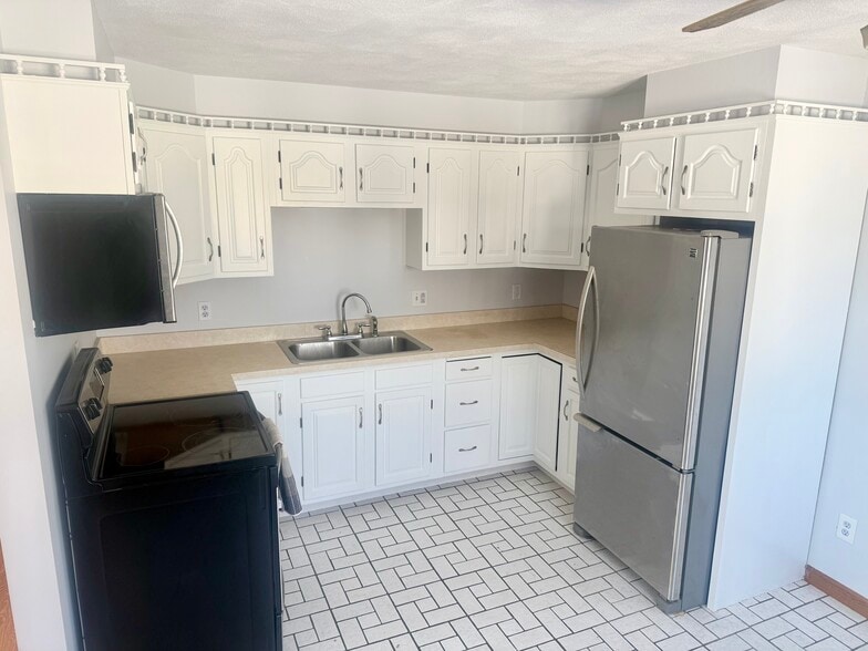 Building Photo - 5 Rose Ln