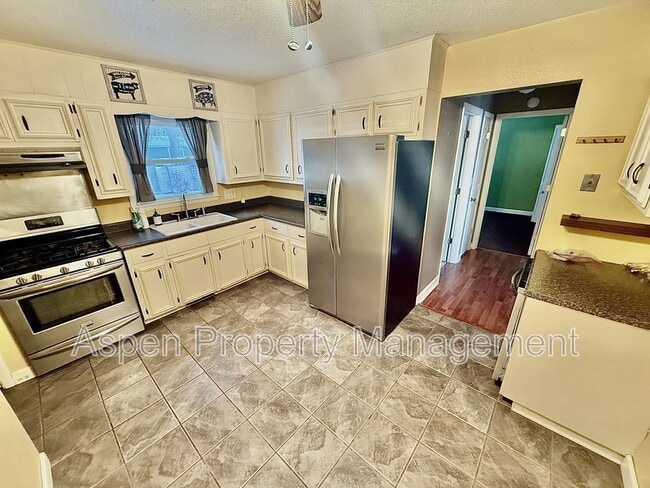 Building Photo - 1704 Parkway Dr