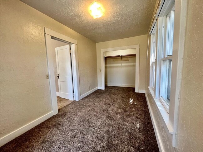 Building Photo - 419 E 6th St