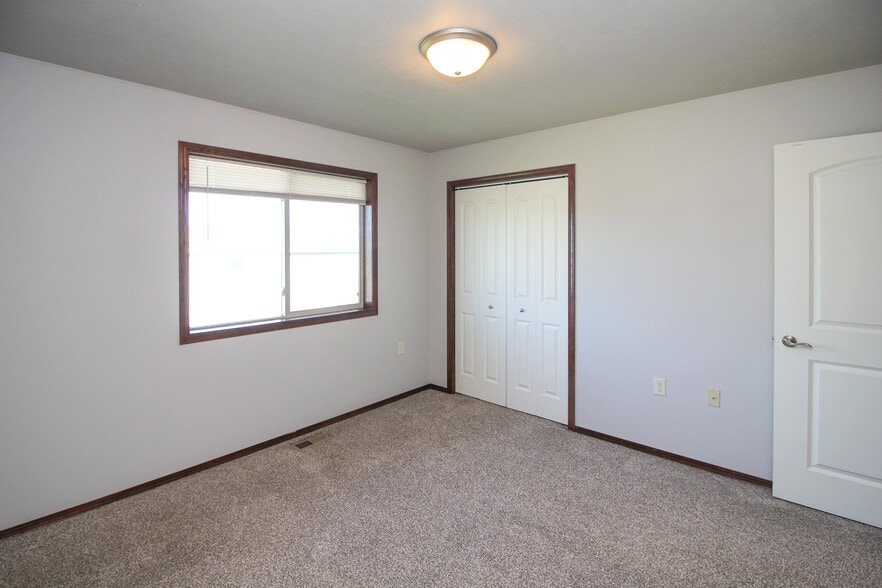 Building Photo - 320 Vernon Dr