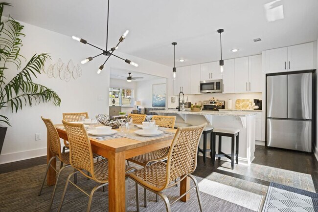 Building Photo - 2234 Edgemore Dr SE