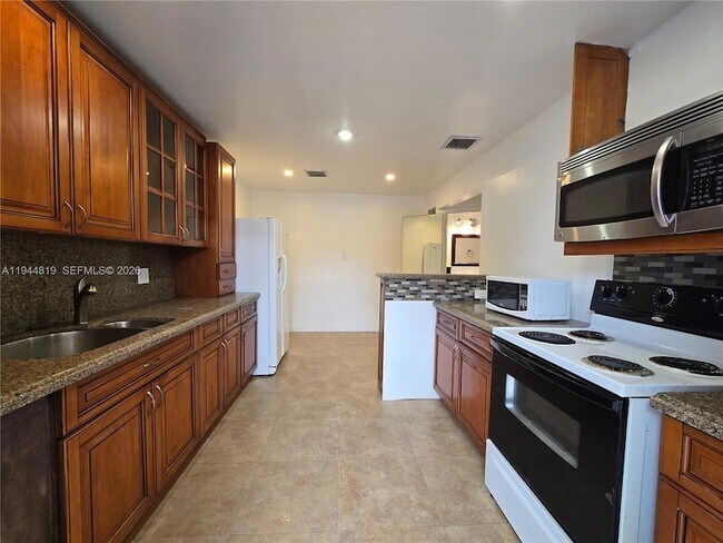 Building Photo - 2957 SW 36th Ct