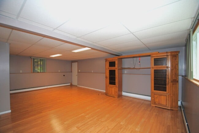 Building Photo - Gorgeous 4 bed / 2 bath with Heated Garage