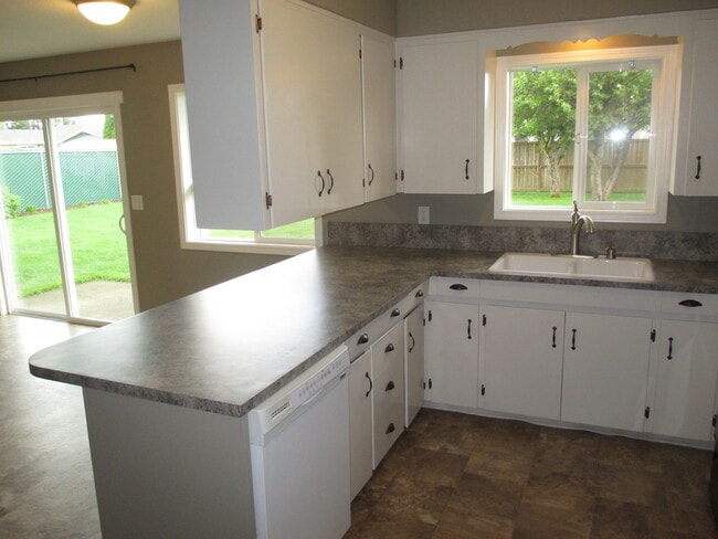 Building Photo - Large Three Bedroom Home in Keizer