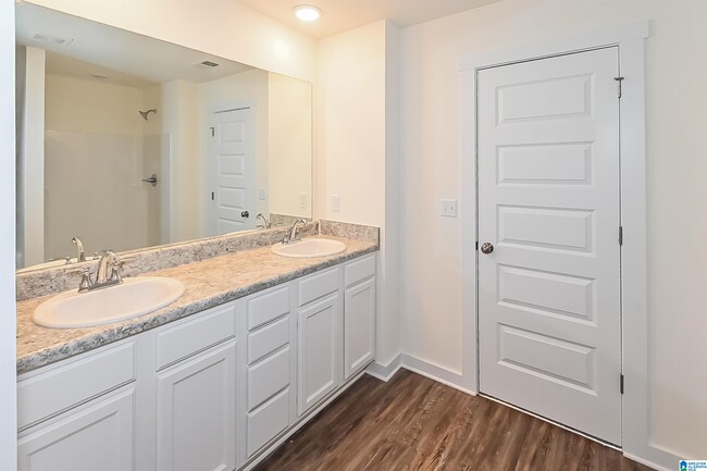 Building Photo - 553 The Heights Ln