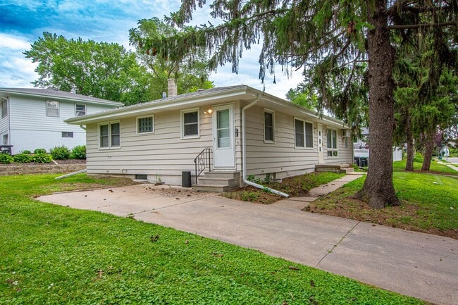 Building Photo - 2 Bedroom / 1 Bath Duplex with Washer/Dryer