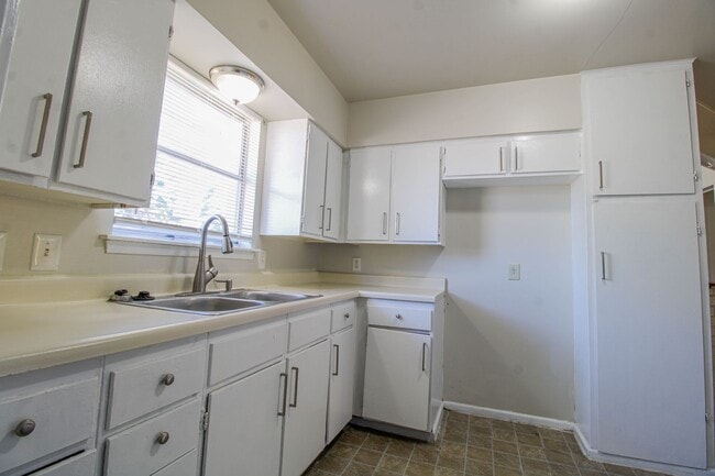 Building Photo - ********Move In Special- 1 Month Free!********