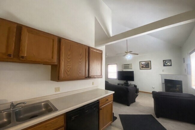 Building Photo - 74 Lakewood St