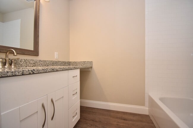 Building Photo - 2600 SW 35th Place #10 (Heather Lane)