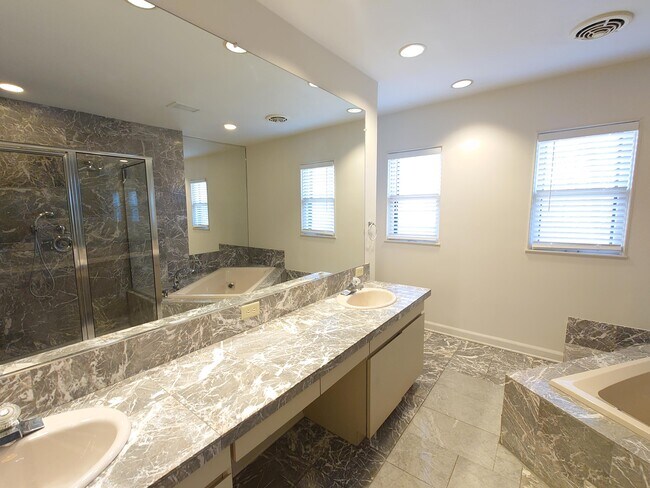 Building Photo - 3200 E Hampshire St