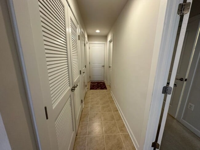 Building Photo - Gorgeous 4-Bed 3.5-Bath Townhouse next to ...