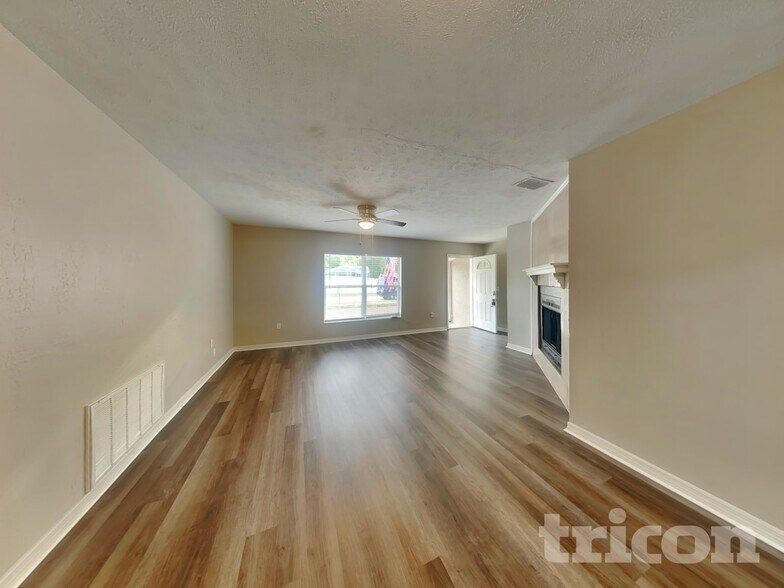 Building Photo - 2218 Village Ct