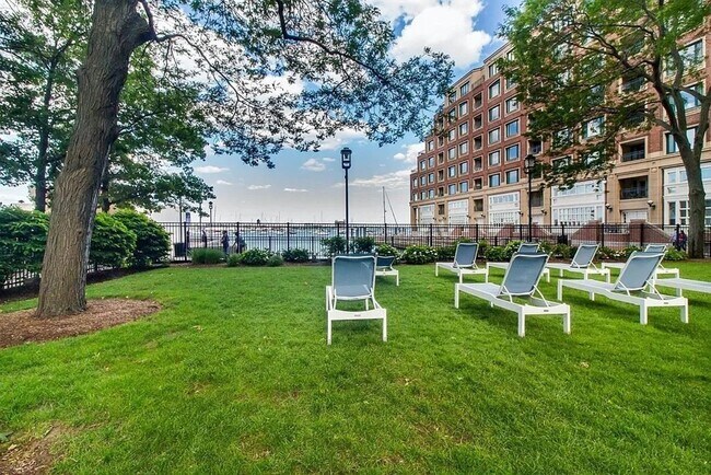 Building Photo - Penthouse Unit looking over the Harbor.... Sept 1st Move in
