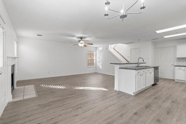 Building Photo - 122 S Walden Elms Cir