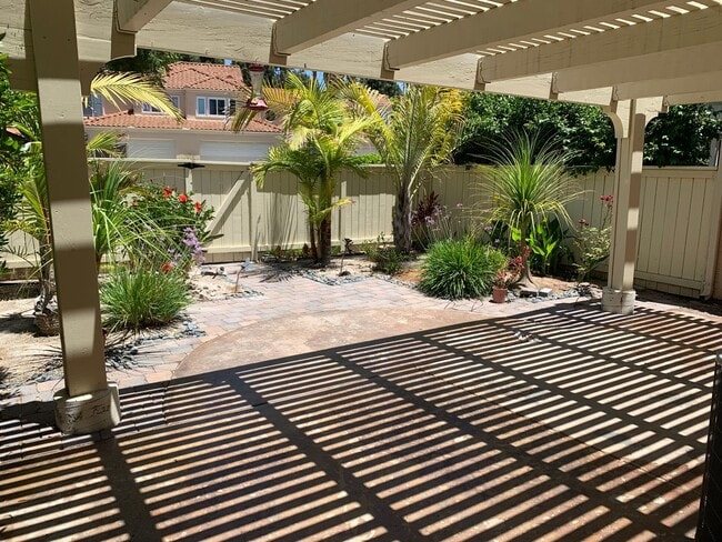 Building Photo - Eastlake : 2 bed, 2.5 bath vaulted ceiling...