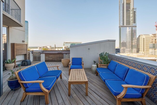 Building Photo - 360 Nueces St