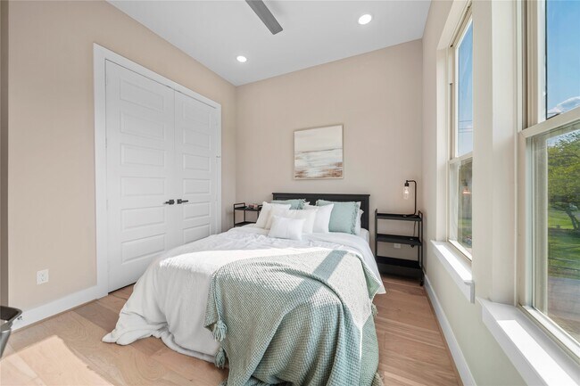 Building Photo - 303 Queen Sude Ln