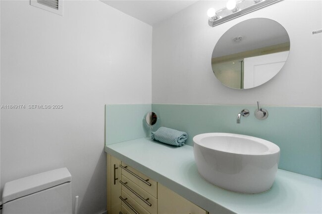 Building Photo - 100 Lincoln Rd