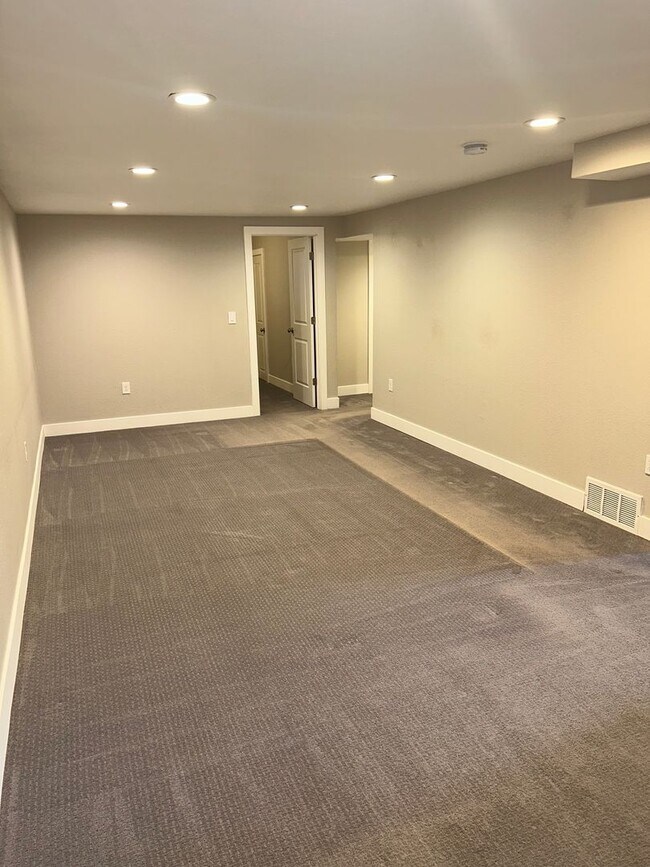 Building Photo - Updated 4 Bed Home with Finished Basement, Central A/C & Fenced Yard in Lakewood!