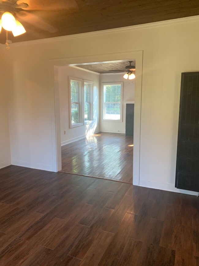 Building Photo - 2/1 with bonus room FENCED YARD PET FRIENDLY