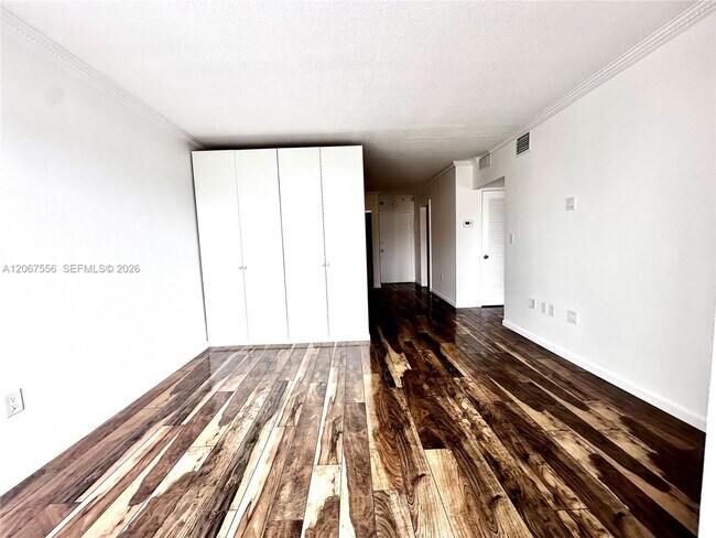 Building Photo - 400 Kings Point Dr