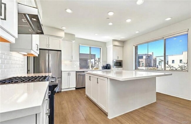 Building Photo - 126 Novel