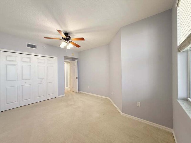 Building Photo - 1200 Country Club Dr