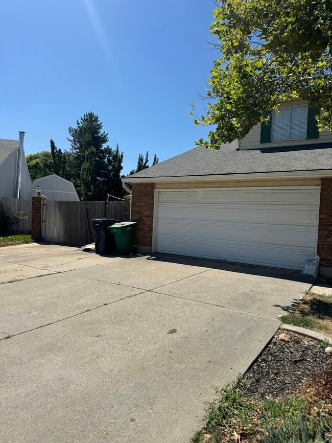 Building Photo - 1242 E Eastridge Cir