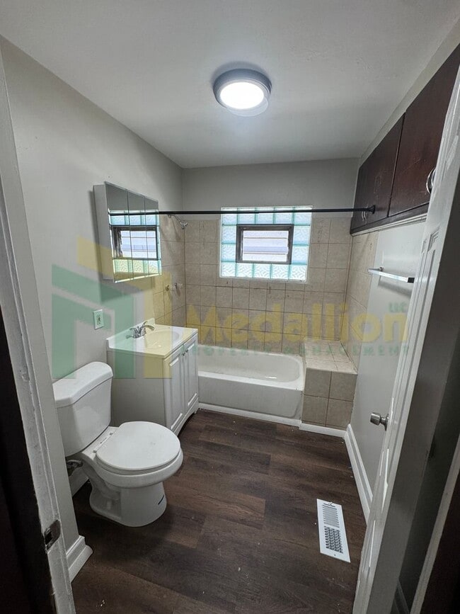 Building Photo - Updated Bungalow - 4Bed - Great location - near 114th & Michigan Ave