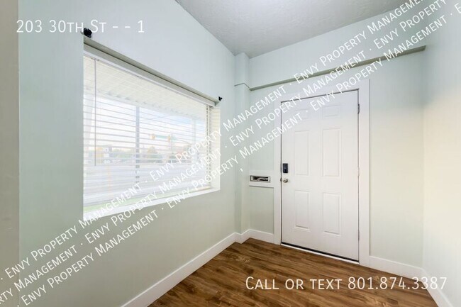 Building Photo - 203 30th St