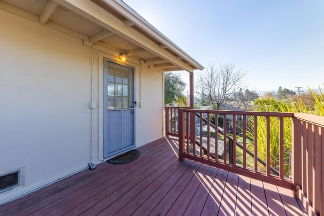 Building Photo - 614 Redwood Ave